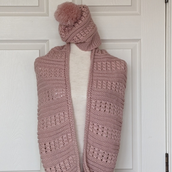 Max Studio Beautiful Acrylic Knit Scarf & Beanie - Picture 4 of 7